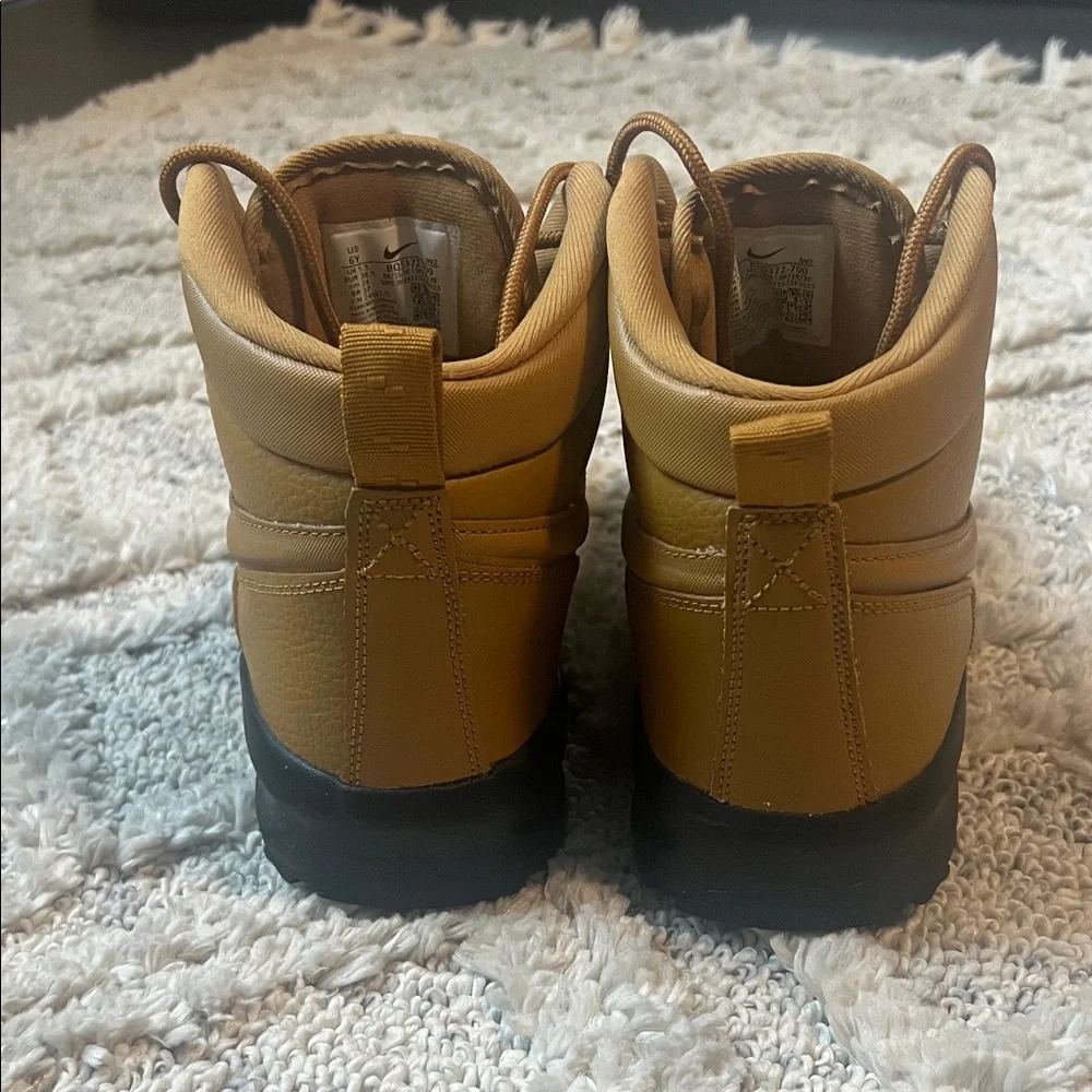 Nike Manoa Lace-Up Boots